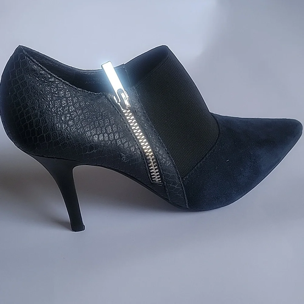 Tahari Shoes Size: 5.5